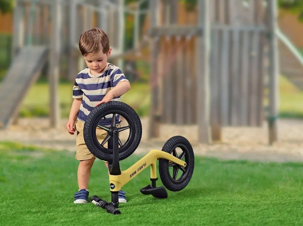 Odrážedlo Buddy Toys BPB 2516 žluté Chlapeček hrající si s předním kolem odrážedla Buddy Toys BPB 2516 Flash bike