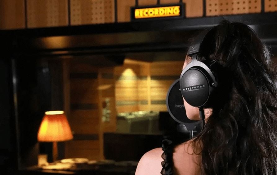 Sluchátka Beyerdynamic DT 1770 PRO MKII černá Žena v interiéru se sluchátky Beyerdynamic DT 1770 PRO MKII