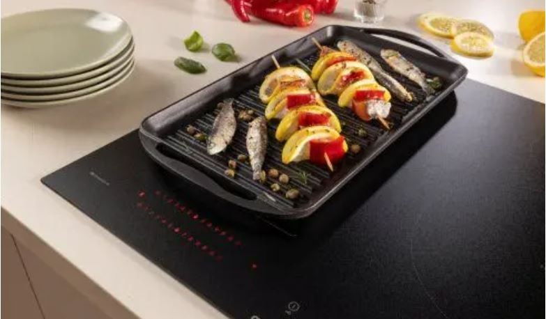 pekáček s jídlem na varne desce Gorenje GI6433SRWF, jedním tlačítkem lze ze dvou zon udělat jedna velka pro větši nadoby