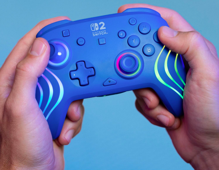 Hráč držící modrý gamepad Turtle Beach Afterglow Wave Wireless RGB při ovládání hry