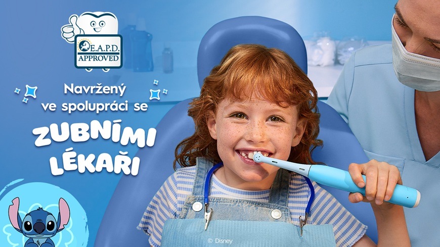 Zubní kartáček Oral-B iO Kids 6+ Stitch + Cestovní Pouzdro modrý Holčička si u dentální hygienistky drží kartáček se Stitchem u zubů a trénuje si správnou metodu čištění zubů.