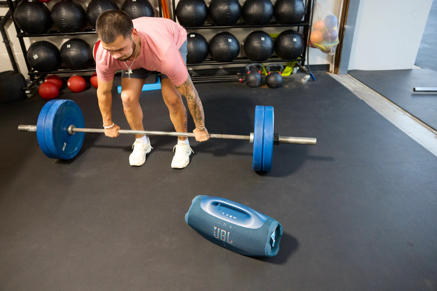 Přenosný reproduktor JBL Boombox 4 modrý Přenosný reproduktor JBL Boombox 4 v posilovně