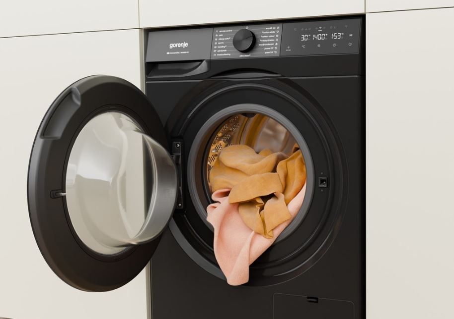 Pračka Gorenje G400 WG484A31B UltraClean černá otevřená černá pračka Gorenje WG484A31B UltraClean, z níž vypadavá oranžové prádlo