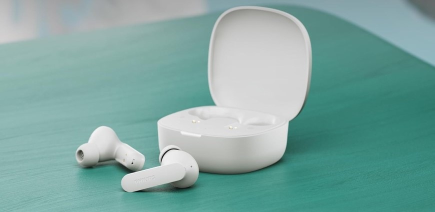 Sluchátka Philips TAT2100WT/00 bílá Kompaktní nabíjecího pouzdro a vedle něj sluchátka Philips TAT2100