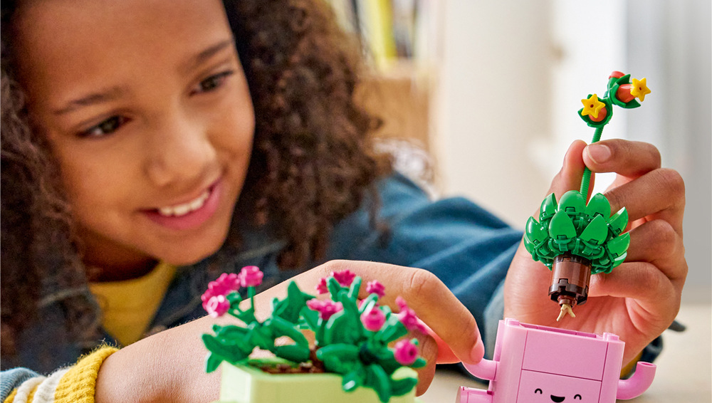 Stavebnice LEGO® Botanicals 11506 Houpající se rostlinky Veselé rostlinky poslouží jako barevná dekorace do dětského pokoje, na poličku nebo pracovní stůl.