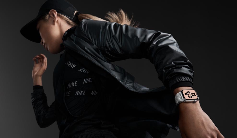 Chytré hodinky Apple Watch Nike+ Series 4 GPS 44mm pouzdro z vesmírně šedého hliníku - černý provlékací sportovní řemínek Nike