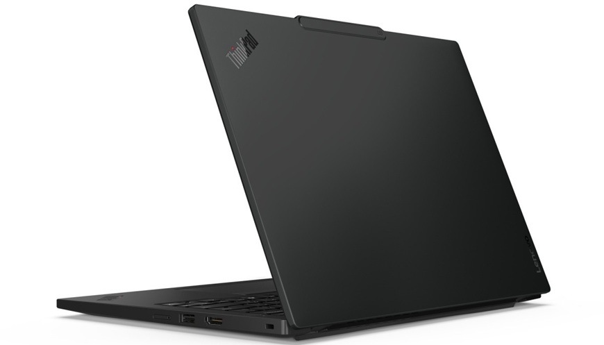 Detail obrázku na otevřený notebook ze zadní strany.