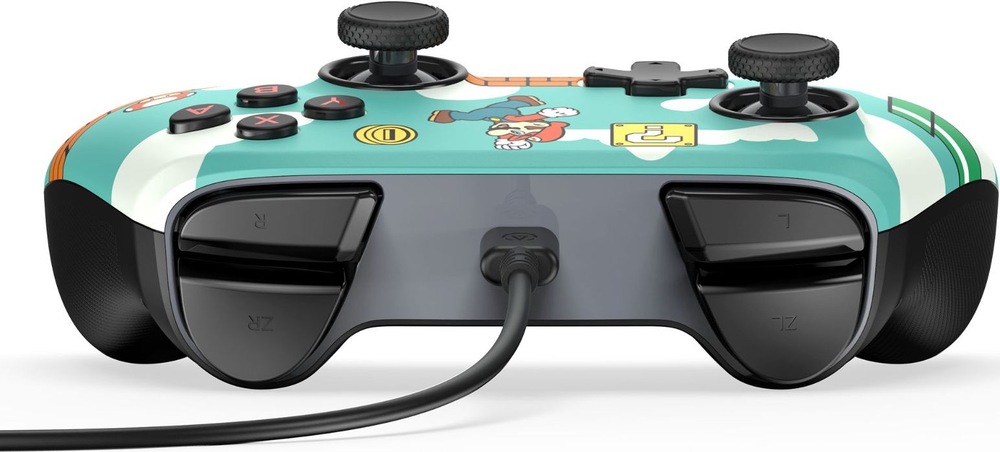 Na obrázku je černý drátový gamepad PowerA Advantage pro Nintendo Switch 2 z pohledu na horní zadní část. Uprostřed je připojený kabel, po stranách jsou dobře vidět horní tlačítka a spouště L, R, ZL a ZR. Rukojeti mají jemně texturovaný povrch pro pevnější úchop. V horní části snímku jsou částečně vidět také analogové páčky, směrový kříž a tlačítka A, B, X a Y.