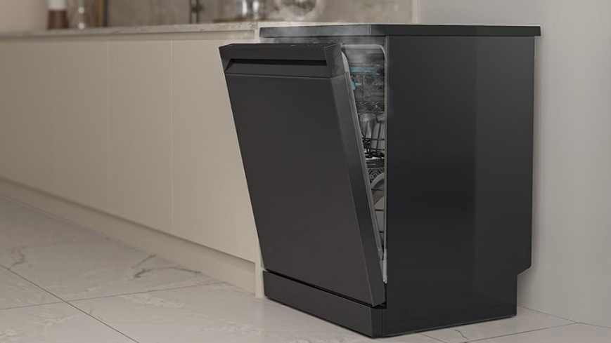 pára uniká z pootevřené myčky Samsung DW80H73YBUFU1