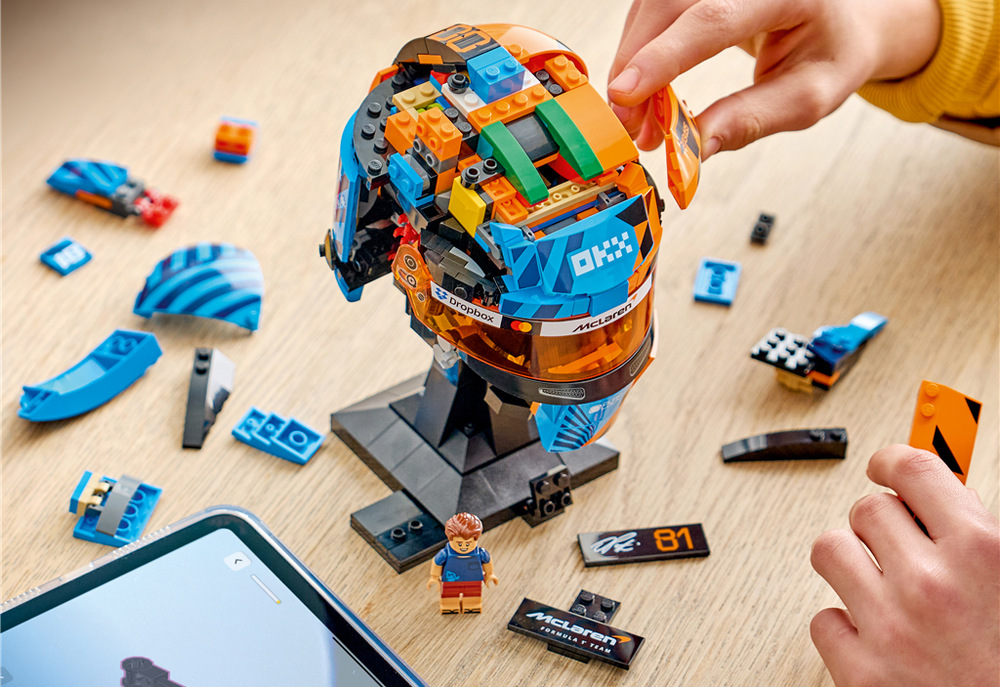 Stavebnice LEGO Editions přináší detailní repliku helmy Oscara Piastriho v barvách McLarenu a jeho závodní identity