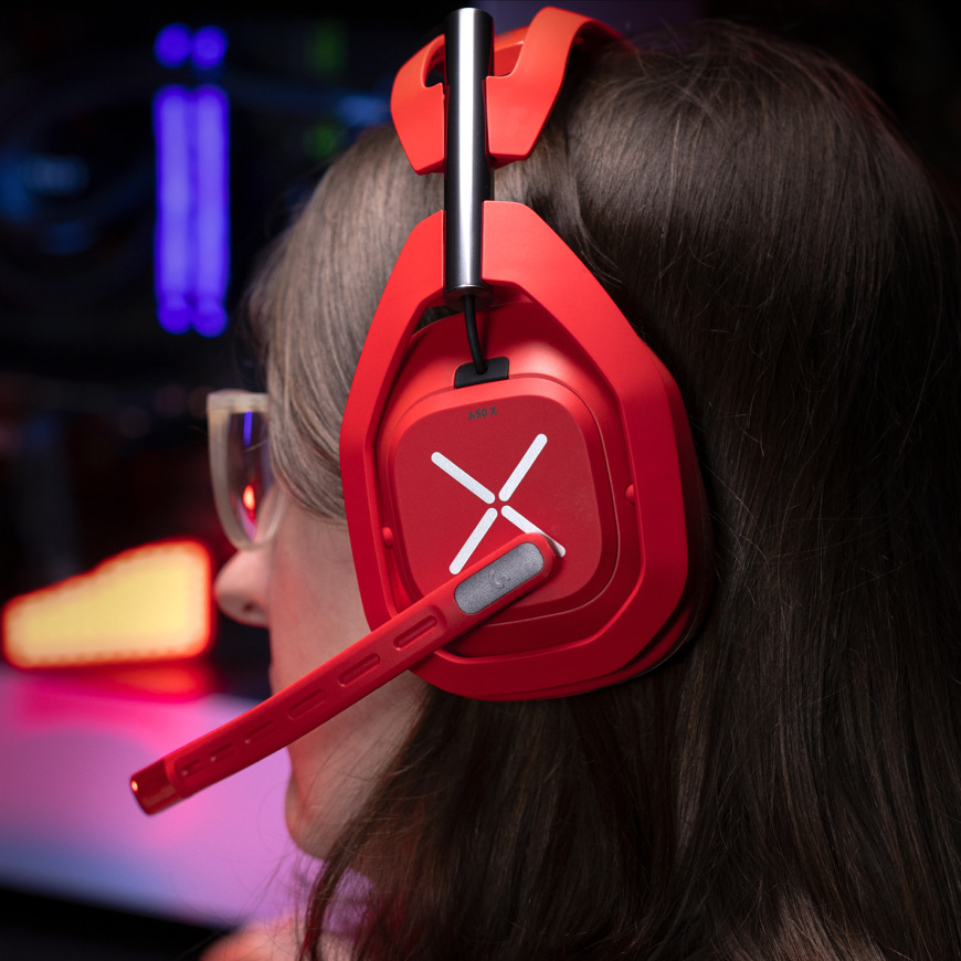 Headset Logitech G Astro A50 X Lightspeed Wireless + Base Station červený Osoba s nasazeným headsetem Logitech G A50 X LIGHTSPEED v bočním profilu