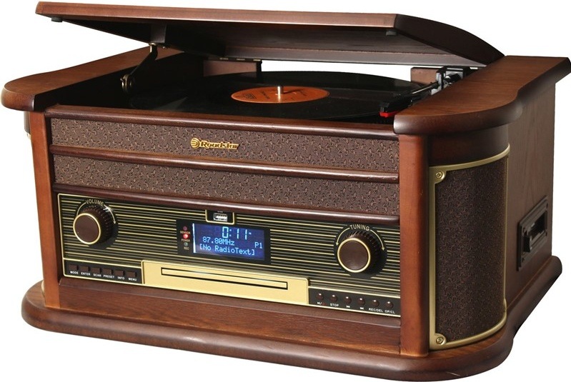 Gramofon Roadstar HIF-1996D+BT Detail předního ovládacího panelu gramofonu Roadstar HIF-1996D+BT, DAB+. Uprostřed je podsvícený displej a CD mechanika, nahoře USB port