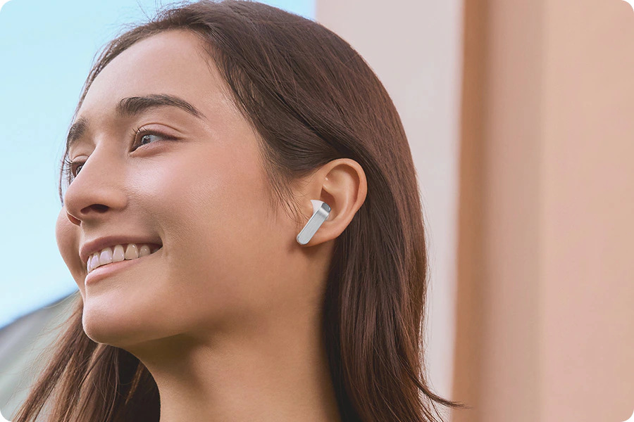 Portrét ženy z profilu se sluchátkem Galaxy Buds4 v uchu