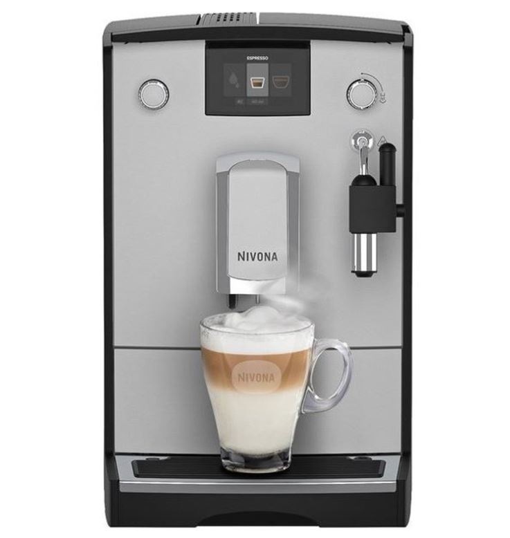 kávovar NIVONA NICR 555 právě připravil latte s bohatou mlecnou mlecnou penou díky systemu Spumatore
