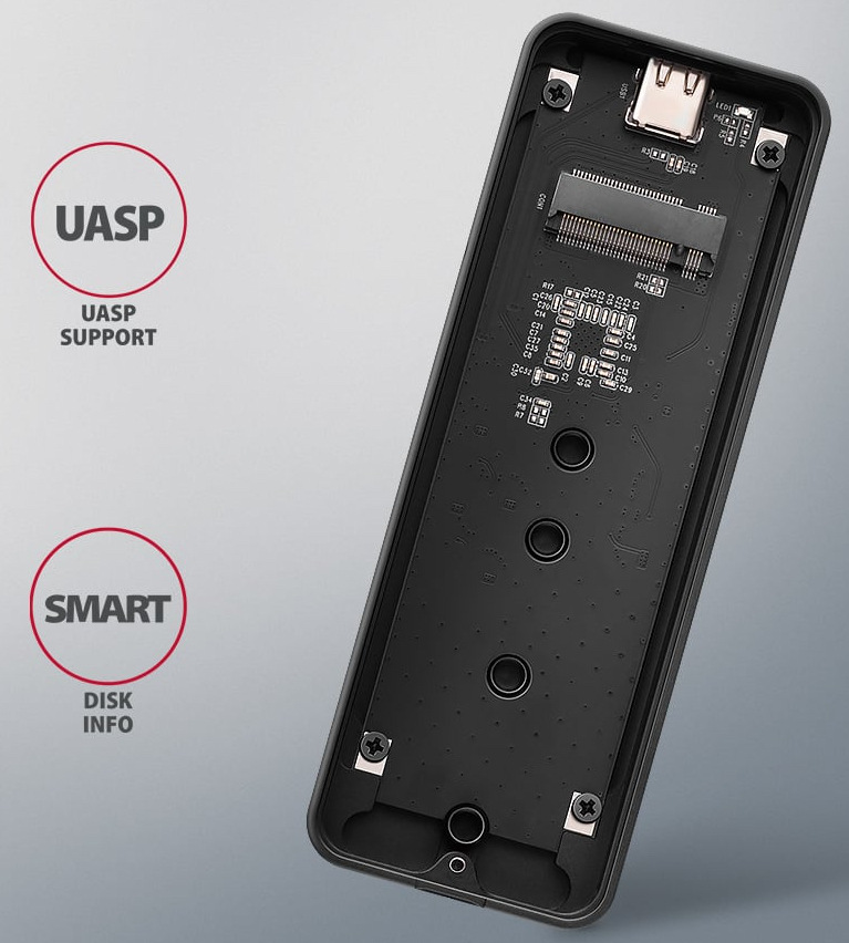 Na obrázku je otevřený vnitřek externího boxu AXAGON pro M.2 NVMe SSD. Je vidět černá elektronická deska se slotem pro zasunutí SSD modulu nahoře a několika montážními otvory pro různé délky disku. V horní části je také USB-C konektor a drobné součástky. Vlevo jsou dvě informační ikony s textem UASP Support a SMART Disk Info, které upozorňují na podporované funkce boxu. Celý obrázek působí jako technická grafika zaměřená na výbavu a kompatibilitu zařízení.