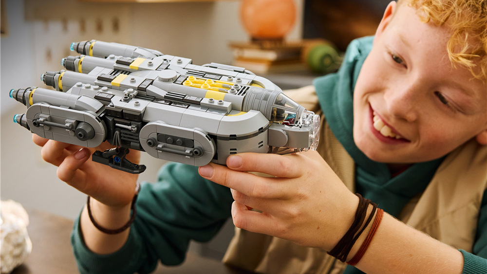 Tři figurky LEGO Star Wars včetně Grogu umožňují rozehrávat nové situace v různých částech lodi.