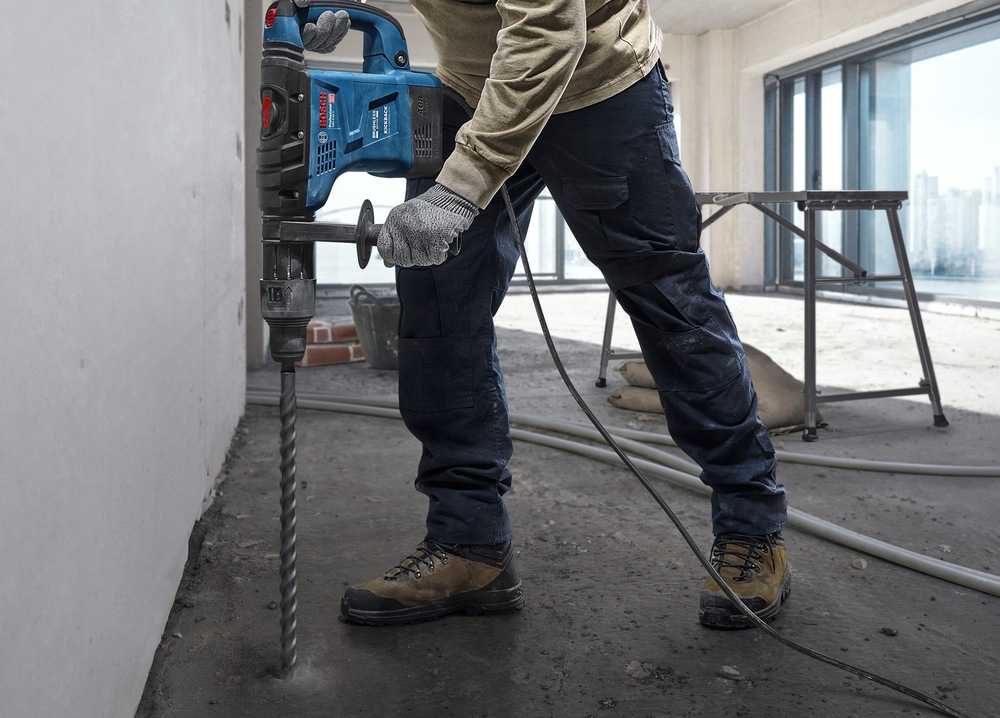 Kladivo vrtací Bosch Professional GBH 6-42 C Bezpečnostní spojka, KickBack Control a Vibration Control chrání uživatele a udržují plnou kontrolu i při zaseknutí nástroje