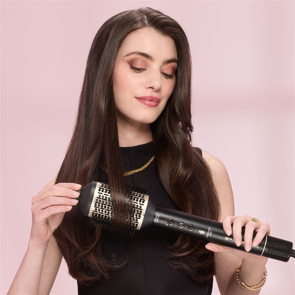 Styler Bellissima 21006 Prodigy Coanda hnědý Žena natáčející prameny tmavých vlasů na kónickou tyč styleru Bellissima Prodigy.