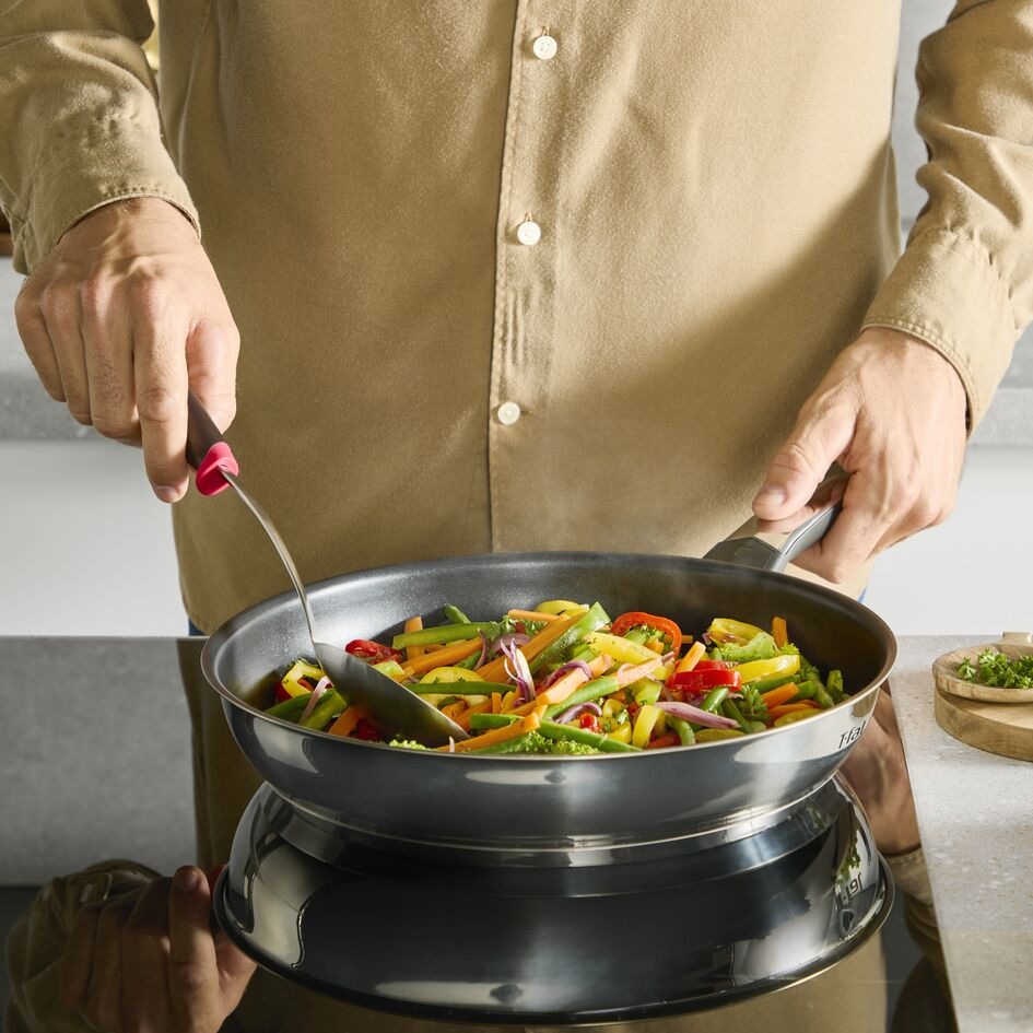 Muž vaří v pánvi Tefal 