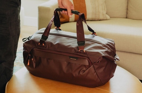 Taška cestovní Peak Design Travel Duffel 50L vínová Taška cestovní Peak Design Travel Duffel 50L vínová