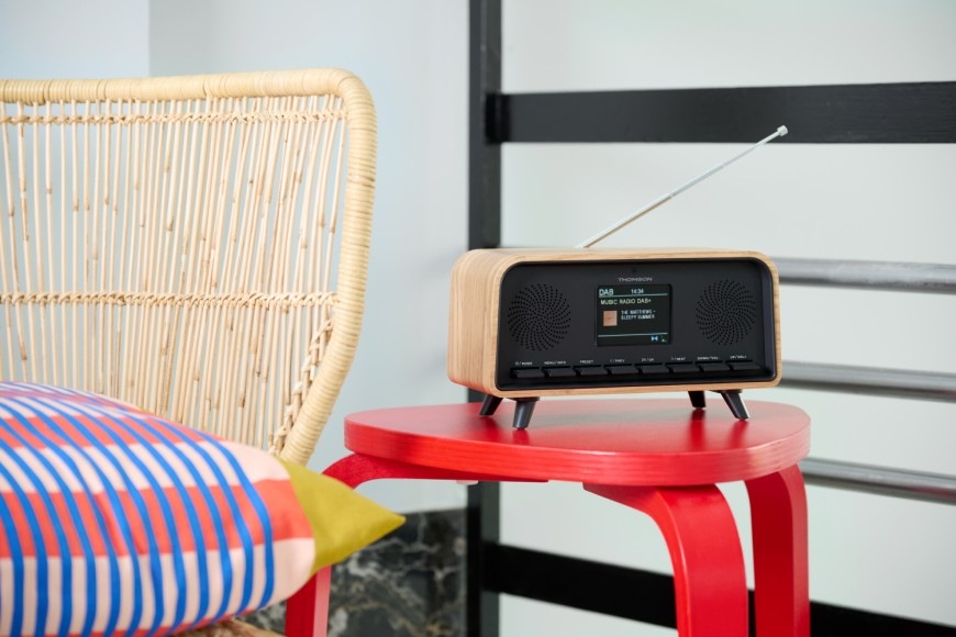 Radiopřijímač s DAB+ Thomson RT850DABBT černý/hnědý Radiopřijímač DAB+ Thomson RT850DABBT stojící na odkládacím stolku