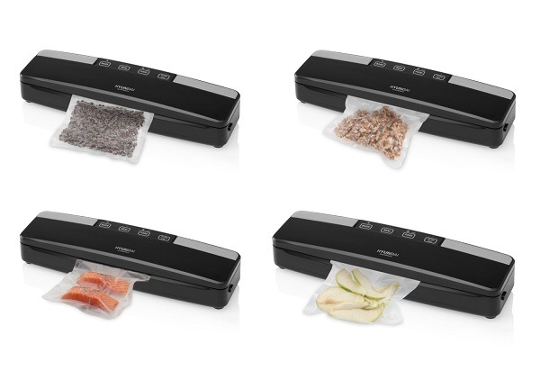 Svářečka fólií Hyundai VS100 černá Koláž čtyř snímků zobrazující černou vakuovačku Hyundai VS 100 při vakuování různých druhů potravin. Na jednotlivých snímcích vakuovačka zpracovává sáčky s kávovými zrny, vlašskými ořechy, filety lososa a plátky jablka