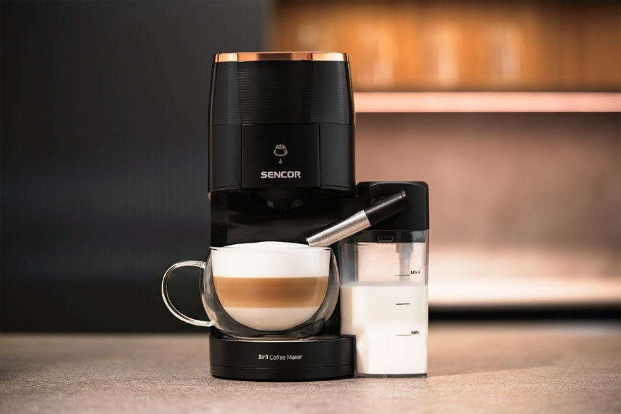 Kapslový kávovar Sencor SCC 3000BK MARCO POLO právě připravil bohatou pěnu na latté.