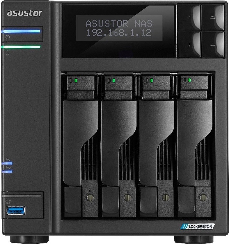 Datové úložiště (NAS) Asustor Lockerstor 4 Gen2+ AS6704T v2 černé Čelní pohled na černé čtyřšachtové NAS Asustor Lockerstor. Nahoře má displej s textem ASUSTOR NAS a IP adresou, vpravo ovládací tlačítka, uprostřed čtyři výsuvné sloty pro disky a vlevo barevné kontrolky s modrým USB portem.