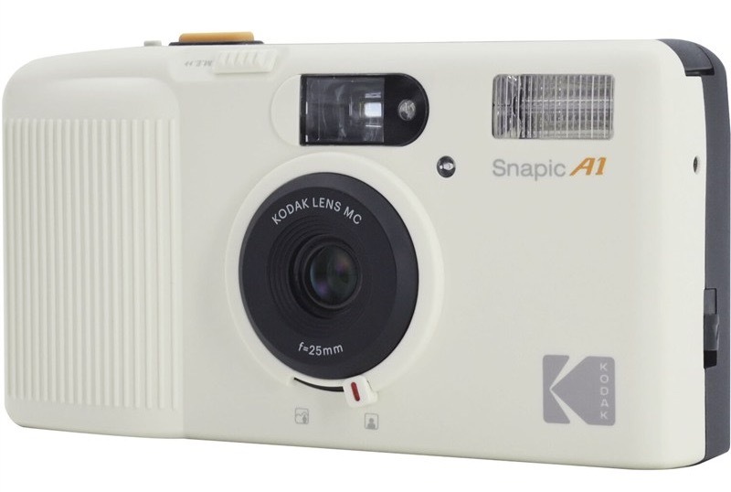 Kompaktní analogový fotoaparát Kodak s vestavěným bleskem, bílá barva