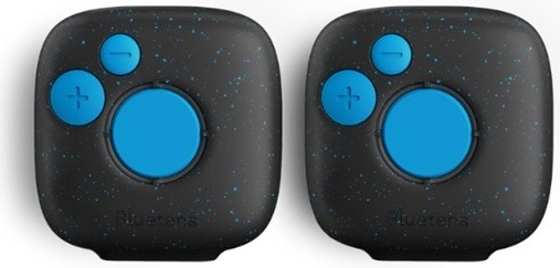 Dvě kulaté bezdrátové jednotky elektrostimulátoru Bluetens Duo Sport v černé barvě s modrými prvky.