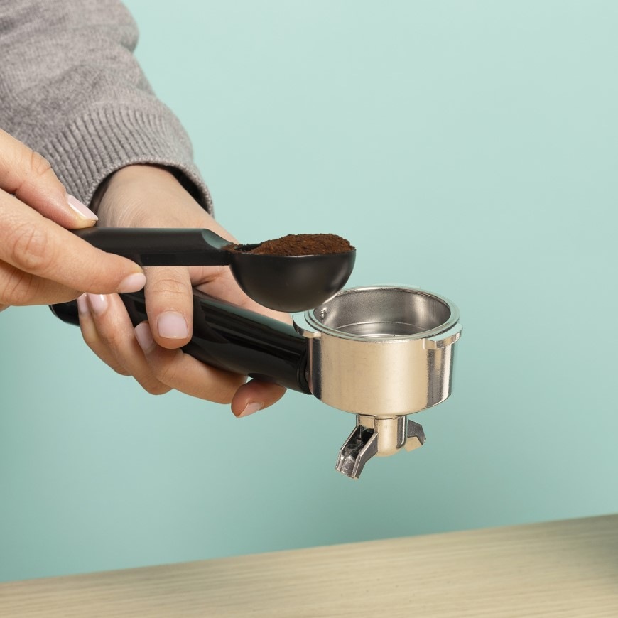 Detail plnění portafilteru mletou kávou pro kávovar Solac Taste Slim D20 Inox
