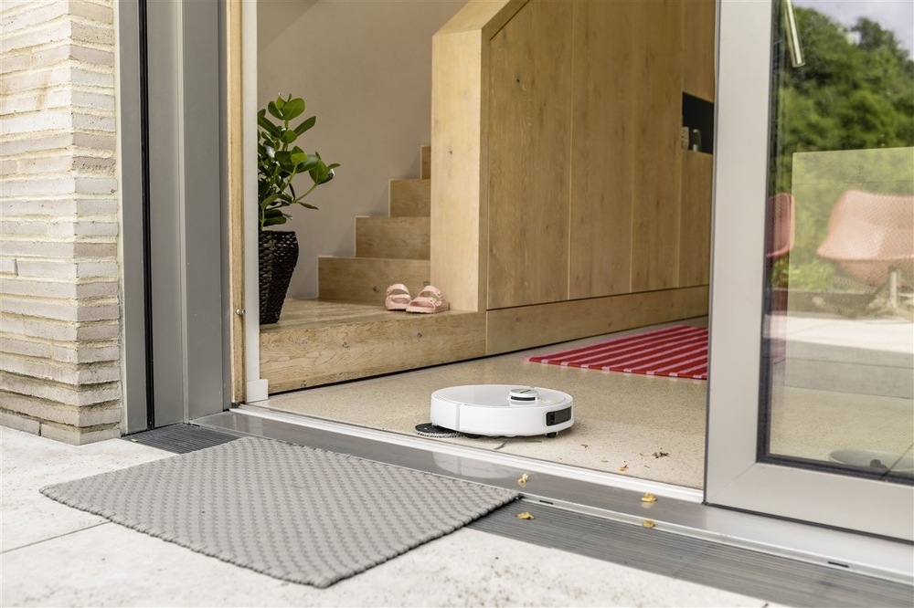 Robotický vysavač Kärcher RVM 4 Comfort bílý Robotický vysavač Kärcher RVM 4 Comfort uklízející nečistoty u vstupních dveří
