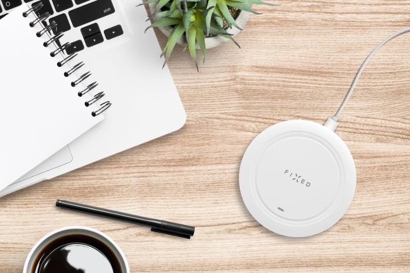 Bezdrátová nabíječka FIXED Pad, 10W černá