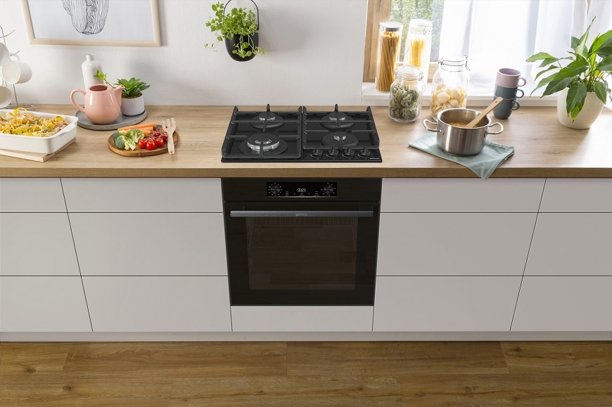 Plynový sporák Gorenje GTW641EB, černý, v kuchyni