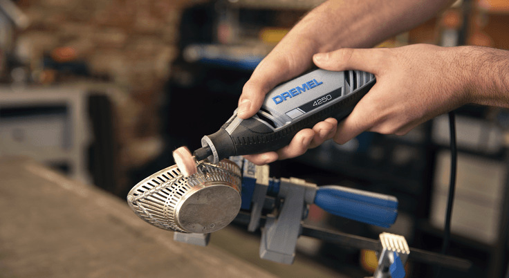 Přímá bruska Dremel 4250 (4250-35) Detail použití přímé brusky Dremel 4250 při broušení kovového povrchu