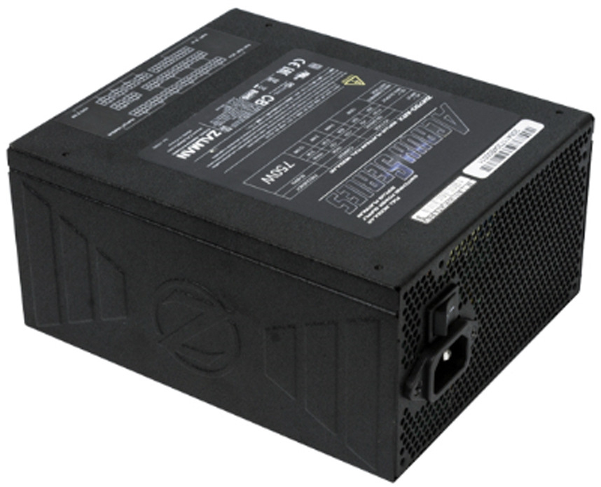 Zdroj Zalman ZM850-ARX 850W černý Na obrázku je napájecí zdroj Zalman zachycený šikmo zezadu a mírně shora. Vpravo je perforovaná zadní stěna s vypínačem a konektorem pro napájecí kabel, nahoře velký technický štítek s parametry. Bočnice je černá s plastickým logem a jednoduchým reliéfním vzorem.