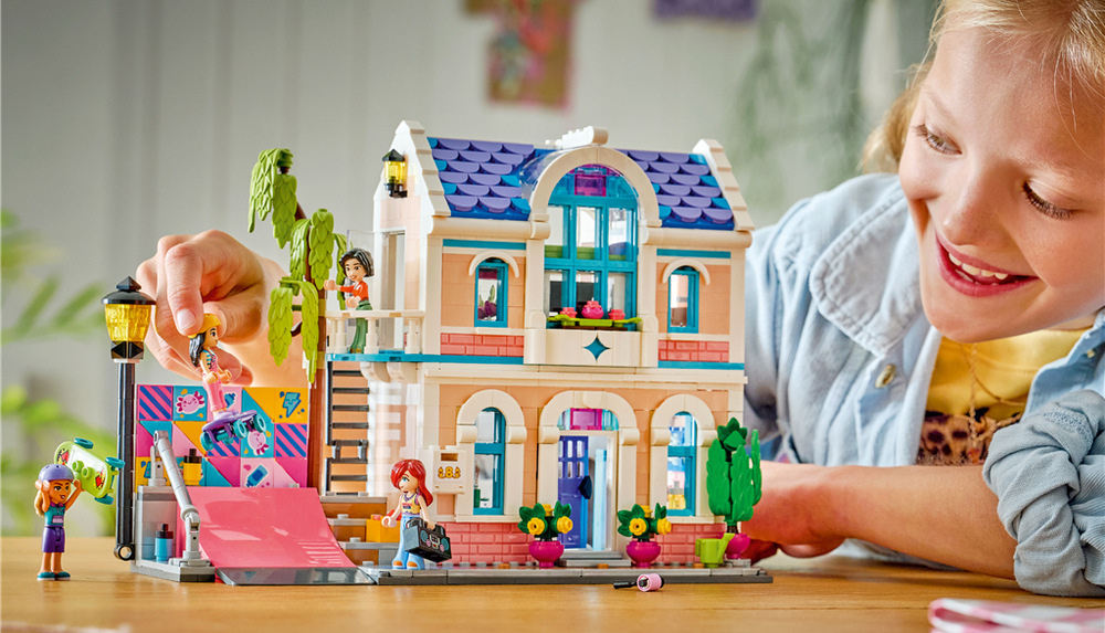 Stavebnice LEGO® Friends 42687 Liann a její rodinný dům Aplikace LEGO Builder usnadní sestavení domu z 946 dílků a pomůže sledovat každý krok ve 3D návodu.