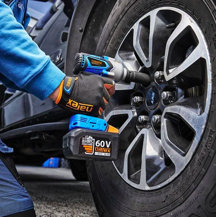 Rázový utahovák Narex ASR 600-3MTB při povolování šroubů kola osobního automobilu