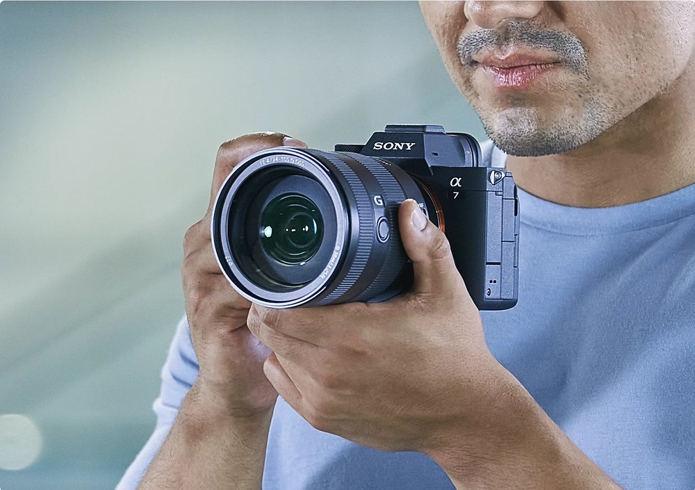 Digitální fotoaparát Sony Alpha A7 IV + FE 28-70 mm II černý Detail muže fotografujícího pomocí Sony Alpha A7 IV