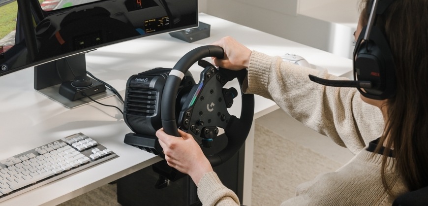 Volant Logitech RS50 System - PC černý Hráčka používající Logitech RS50 System při závodění na PC