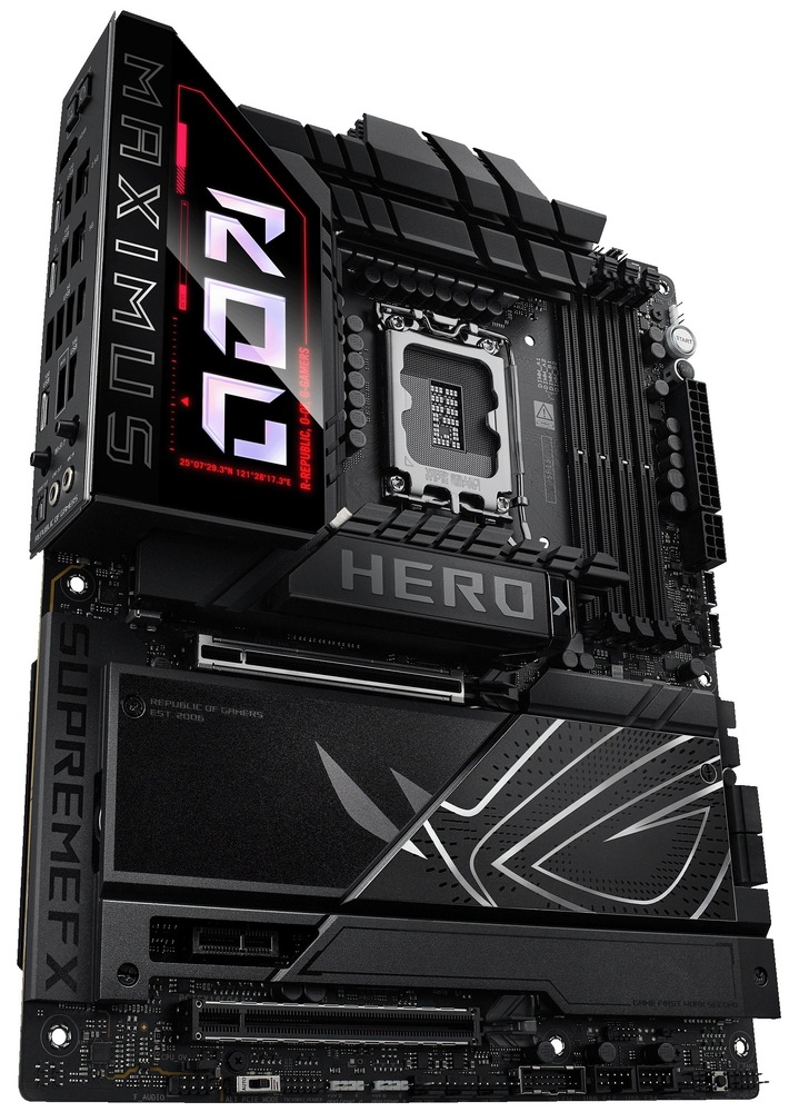 Základní deska Asus ROG MAXIMUS Z890 HERO Na fotce je deska z horního pohledu, přičemž zadní panel s porty je vlevo nahoře a kryje ho výrazný „ROG“ štít. Uprostřed nahoře je patice LGA1851 obklopená masivními pasivy napájení, napravo jsou čtyři DDR5 sloty. V dolní polovině dominuje velký kryt/chladič pro M.2 sloty a čipset s typickými ROG liniemi. Vpravo od středu jsou vidět i rozšiřující sloty: hlavní dlouhý PCIe x16 pro grafiku, pod ním další dlouhý slot (mechanicky x16, typicky pro doplňkovou kartu) a níže krátký PCIe x1; M.2 pozice jsou schované pod kryty a doplněné konektory pro SATA/SlimSAS podél spodního a pravého okraje.