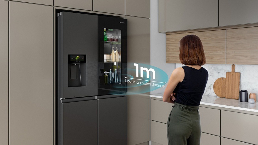 žena stojí 1 m od lednice Hisense RQ600P7SKE, která automaticky rozsvítila okno ve dveřích