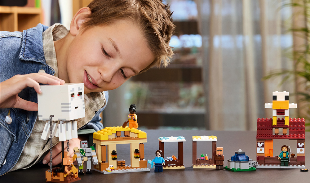 Stavebnice LEGO® Minecraft® 21273 Balón v podobě ďasa a útok na vesnici Velký model slepice na střeše restaurace ukrývá funkci snášení vajec, která přidává další zábavný herní prvek
