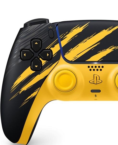 Detailní záběr na černožlutý herní ovladač pro PlayStation 5, na kterém jsou vidět směrová tlačítka, analogová páčka, otvory pro reproduktory a výrazný grafický motiv ze hry Marvel's Wolverine.