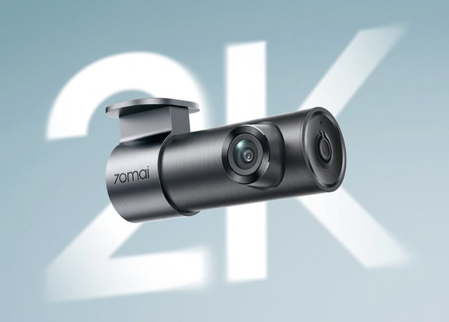 Autokamera 70mai M310 Plus 2K s označením rozlišení 2K v pozadí