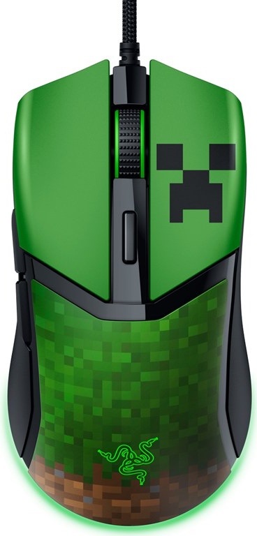 Na obrázku je drátová herní myš Razer Cobra Lightweight Wired Minecraft Edition. Myš má zeleno-černé provedení s motivem Minecraftu, včetně obličeje Creepera na horní části a pixelové grafiky ve spodní části. Uprostřed je kolečko, pod ním tlačítko a z přední části vede opletený kabel. Po stranách jsou černé boční plochy a kolem spodní hrany je zelené podsvícení.