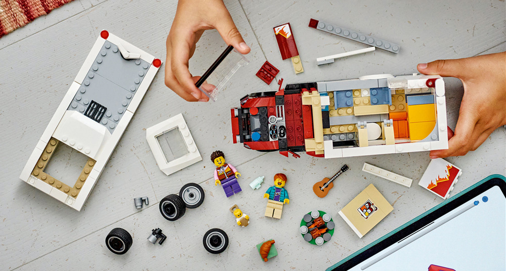 Stavebnice LEGO® City 60454 Prázdninový dobrodružný karavan Otevírací dveře, kapota a střešní okno dodávají modelu realističtější podobu a rozšiřují možnosti hraní.