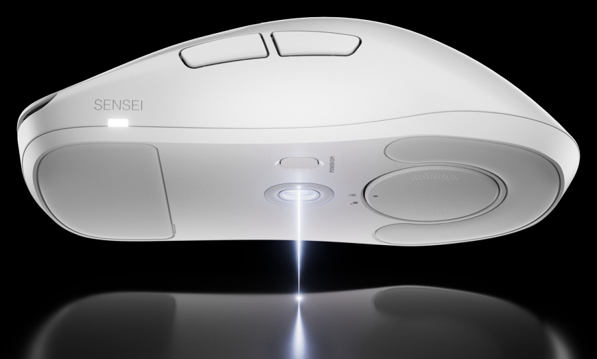 Myš SteelSeries Sensei Pro WL Mini bílá Spodní strana myši SteelSeries Sensei Pro s optickým senzorem a PTFE kluznicemi