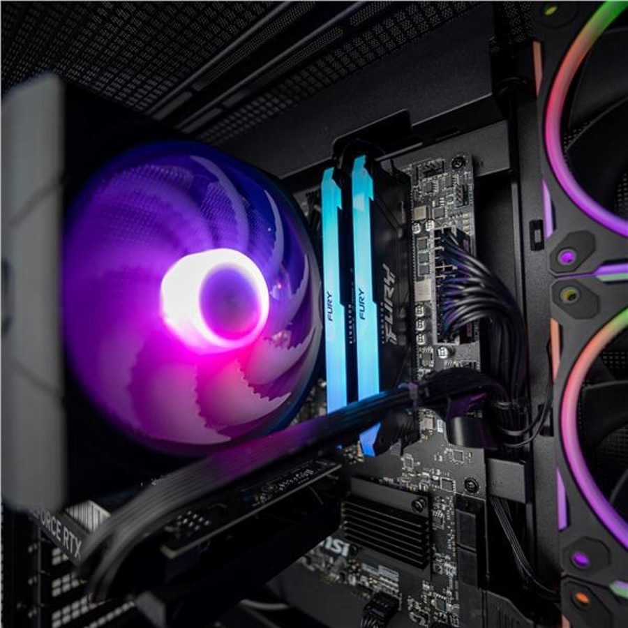 Detailní záběr na vnitřek počítače s zářícím chladičem CPU s fialovými a růžovými LED světly, dvěma modrými paměťovými moduly RAM a rgb ventilátory. Celé uspořádání působí technologicky vyspělým a živým dojmem.