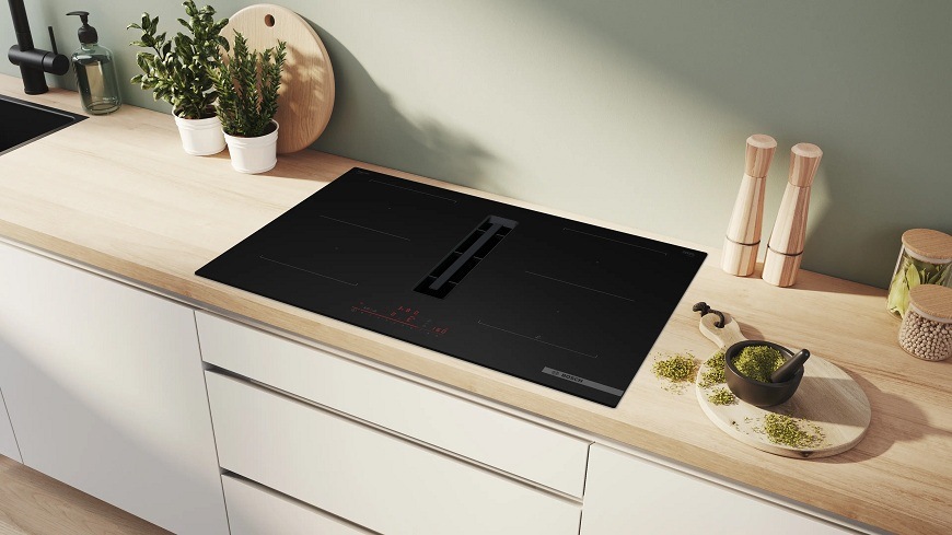 Varná deska s odsáváním Bosch PVQ81AH26E zabudovana do světlé kuchynské linky